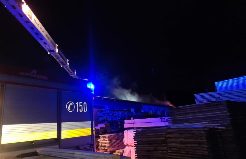 FOTO: Požiar výrobnej haly v obci Skýcov, foto 3