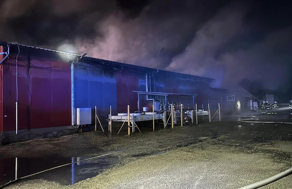 FOTO: Hasiči zasahovali pri požiari haly mäsovýroby v Tešedíkove, foto 2