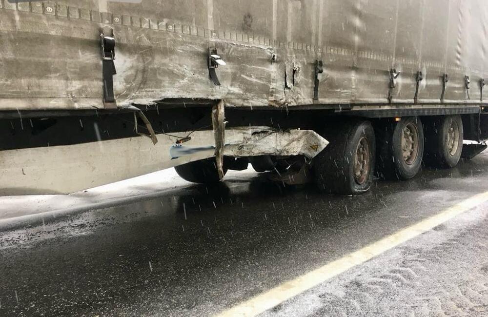 FOTO: Tragická nehoda nákladného vozidla a auta pri Leviciach, foto 1