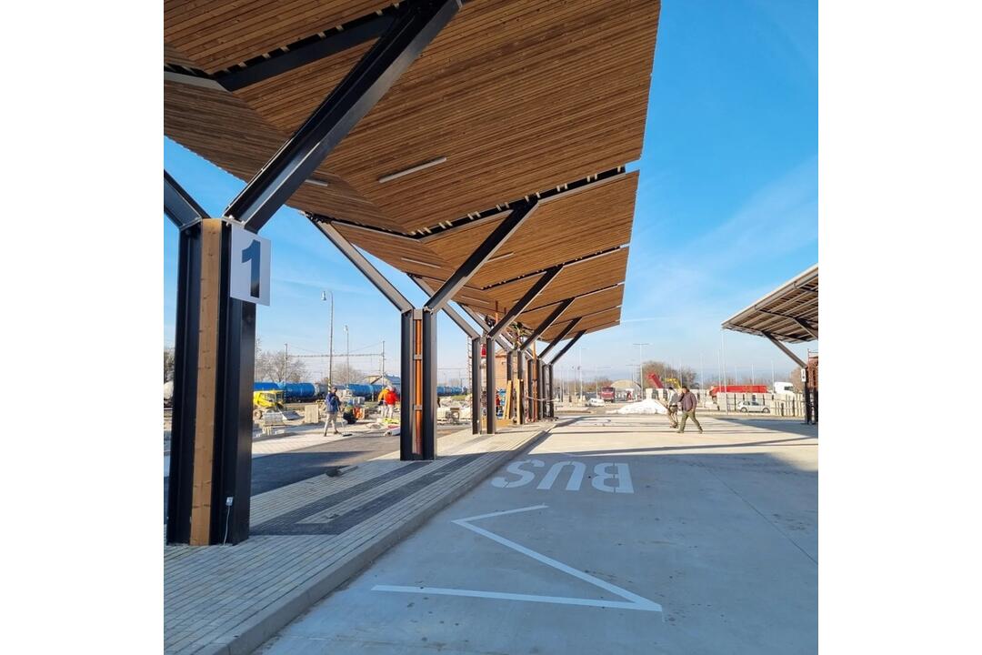 FOTO: Nové autobusové nástupište v Šali, foto 4