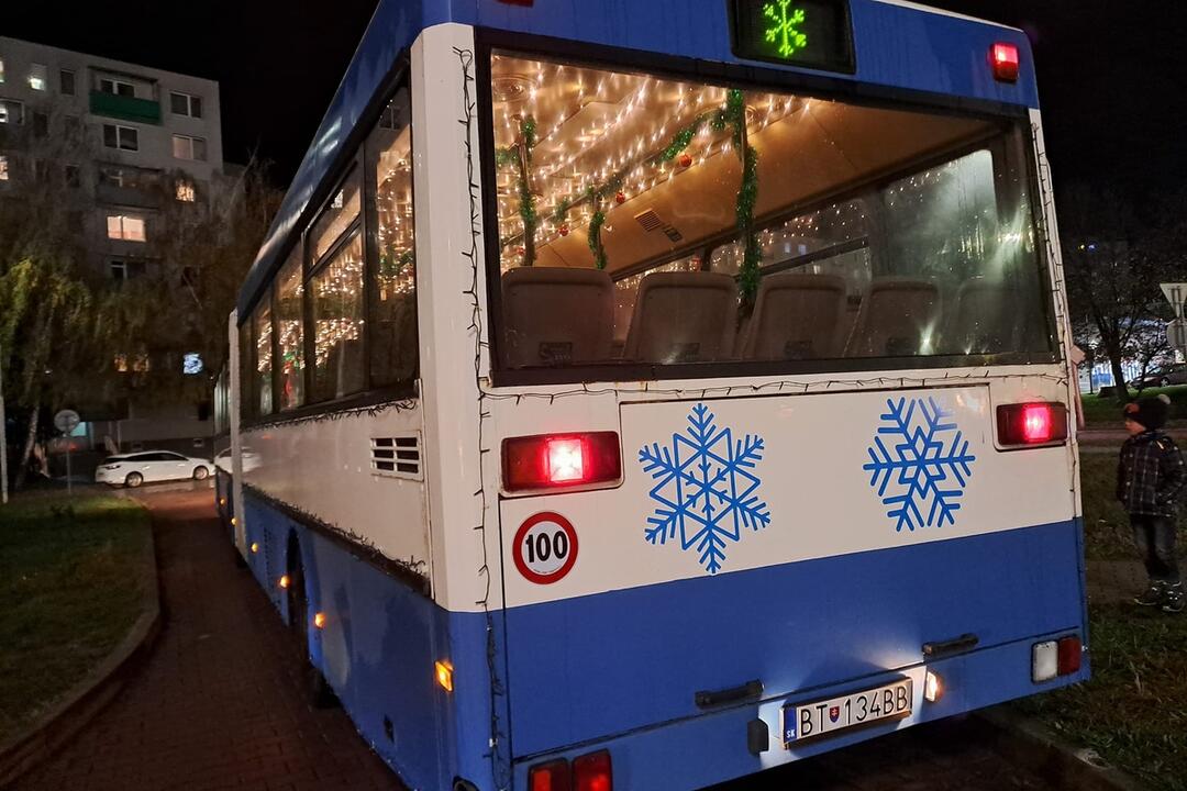 FOTO: Vianočný autobus v Topoľčanoch, foto 1