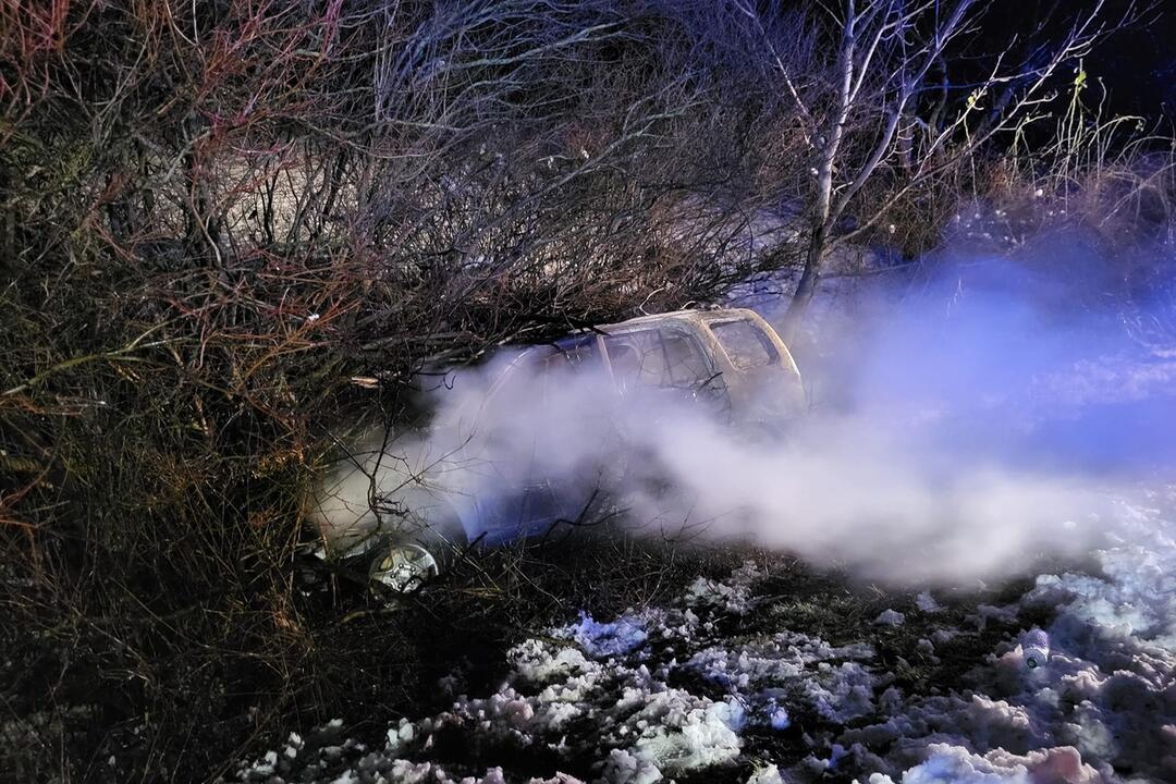 FOTO: Požiar auta pri obci Hájske, foto 1