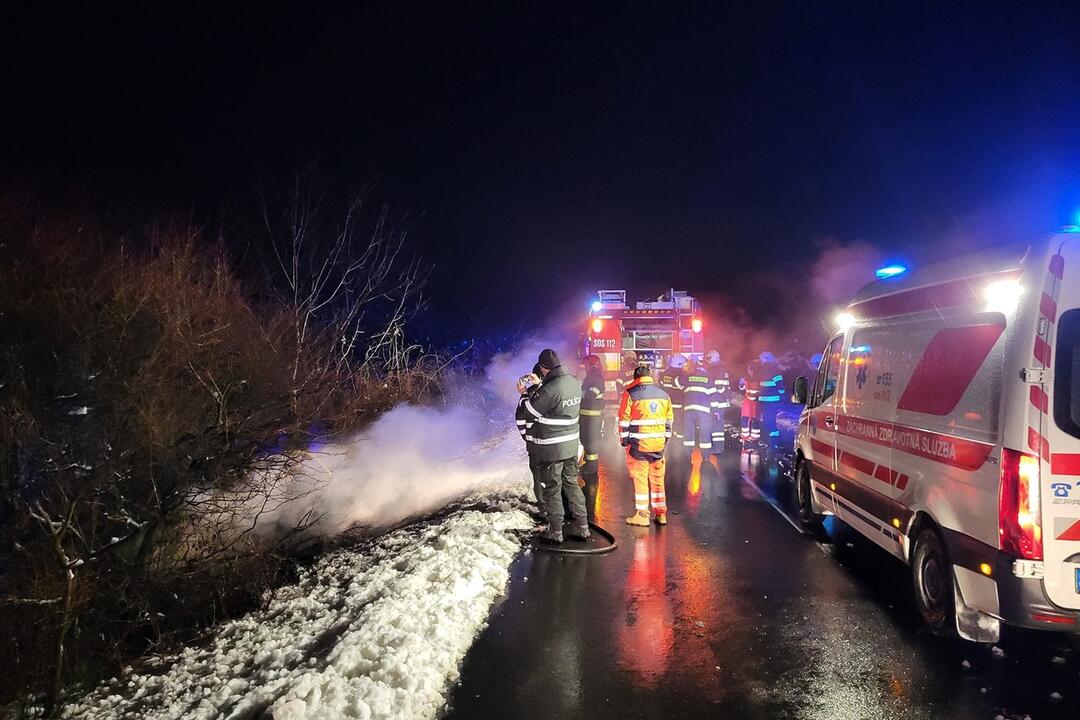 FOTO: Požiar auta pri obci Hájske, foto 3