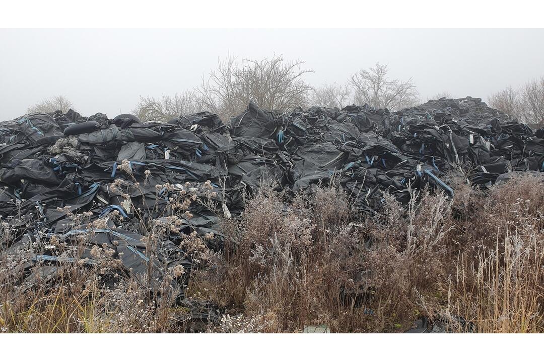 FOTO: Nelegálna skládka odpadu pri Galante, foto 1