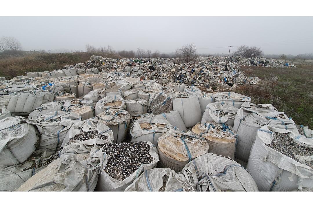 FOTO: Nelegálna skládka odpadu pri Galante, foto 3