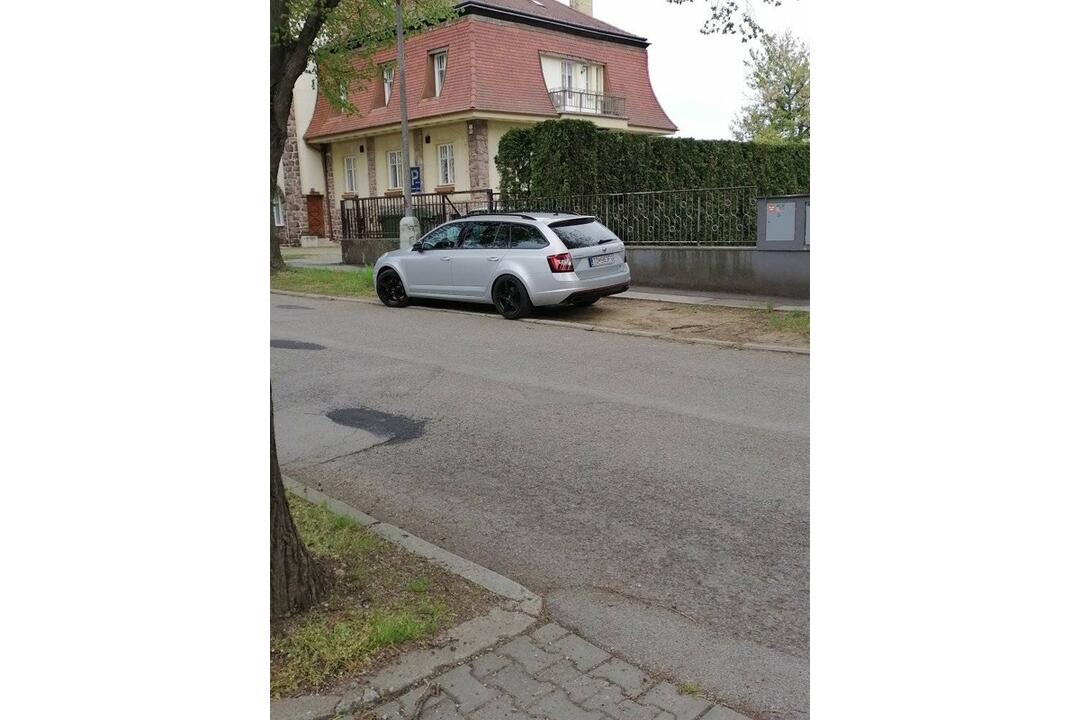 FOTO: Rozporuplné parkovanie v Topoľčanoch , foto 2