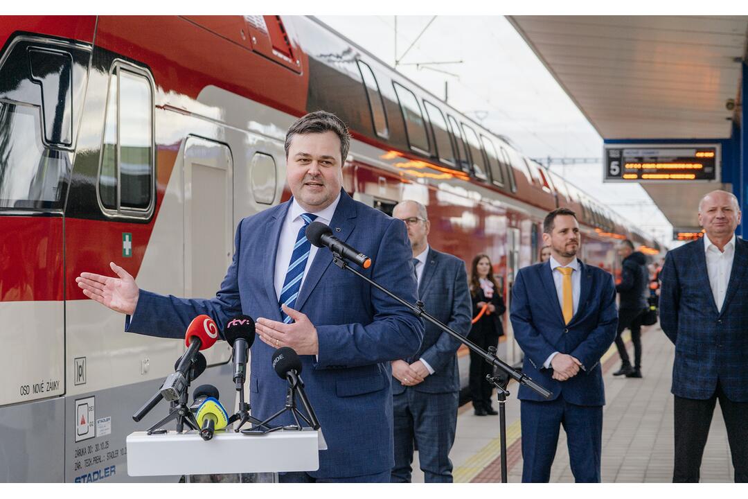 FOTO: Nové poschodové vlaky na trase Bratislava – Nové Zámky, foto 2