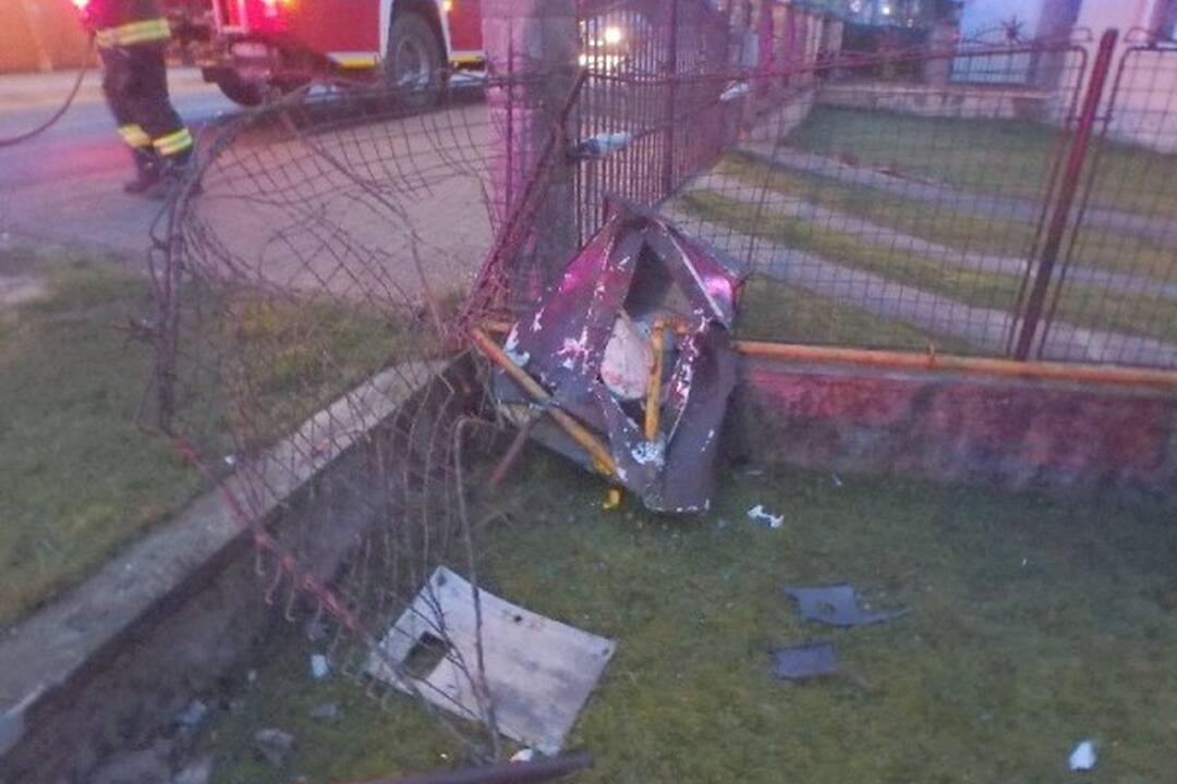 FOTO: Auto pri Topoľčanoch poškodilo plynovú prípojku, foto 3