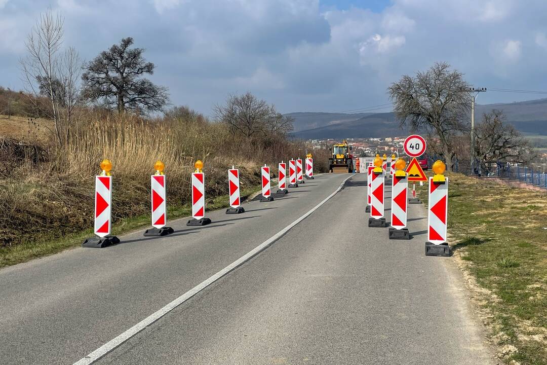 FOTO: Pri Žiranoch platia dopravné obmedzenia, praská tu cesta, foto 2