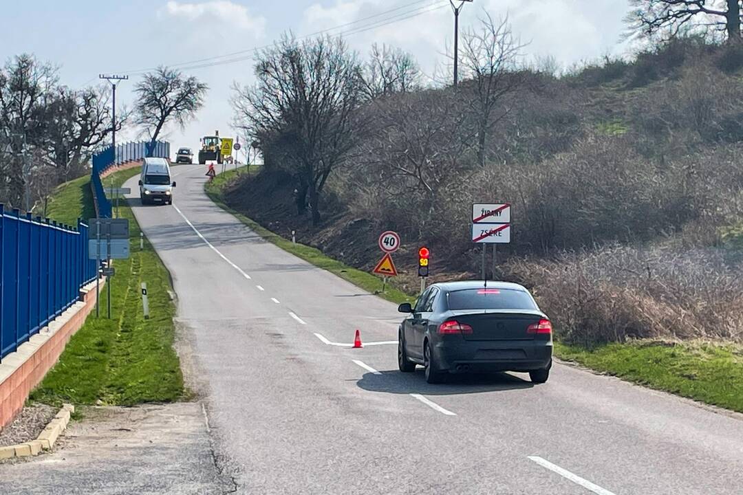 FOTO: Pri Žiranoch platia dopravné obmedzenia, praská tu cesta, foto 3