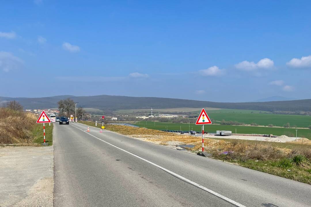 FOTO: Pri Žiranoch platia dopravné obmedzenia, praská tu cesta, foto 1