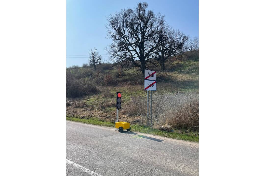 FOTO: Pri Žiranoch platia dopravné obmedzenia, praská tu cesta, foto 5