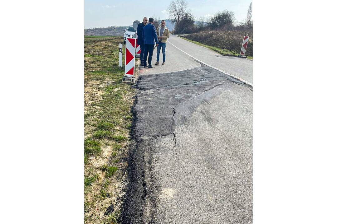 FOTO: Pri Žiranoch platia dopravné obmedzenia, praská tu cesta, foto 9