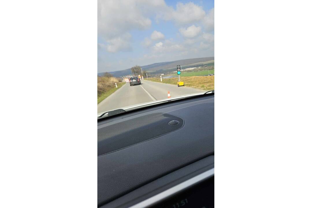 FOTO: Pri Žiranoch platia dopravné obmedzenia, praská tu cesta, foto 10