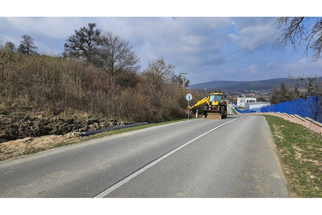 FOTO: Pri Žiranoch platia dopravné obmedzenia, praská tu cesta, foto 11