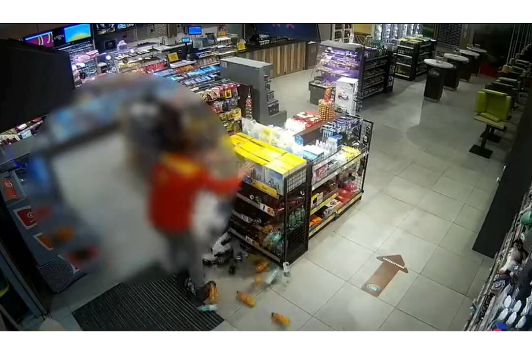 FOTO: Muž preoblečený za pumpára takmer zdemoloval čerpačku pri Nitre, foto 4