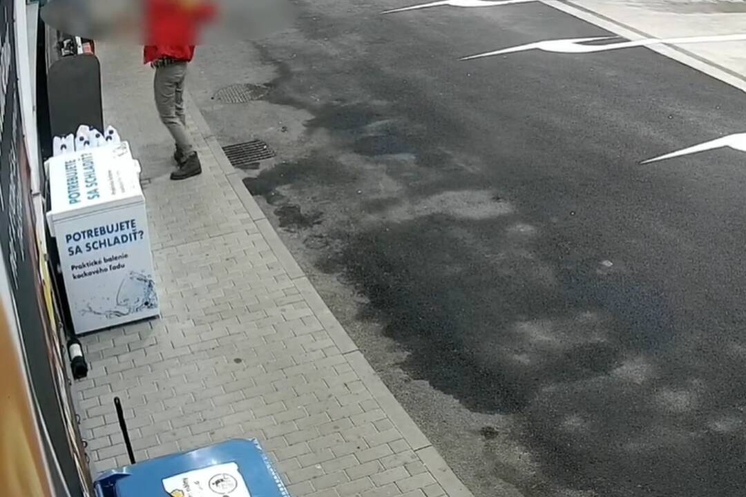 FOTO: Muž preoblečený za pumpára takmer zdemoloval čerpačku pri Nitre, foto 2