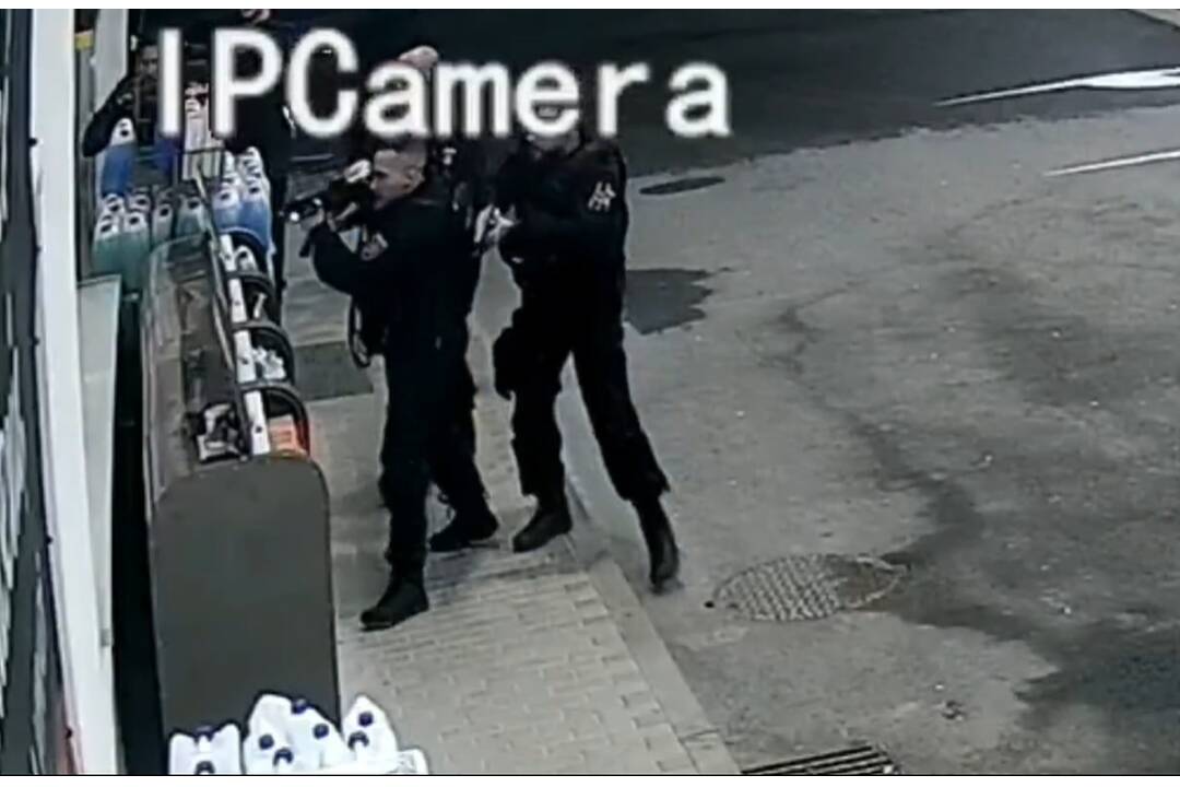 FOTO: Muž preoblečený za pumpára takmer zdemoloval čerpačku pri Nitre, foto 7