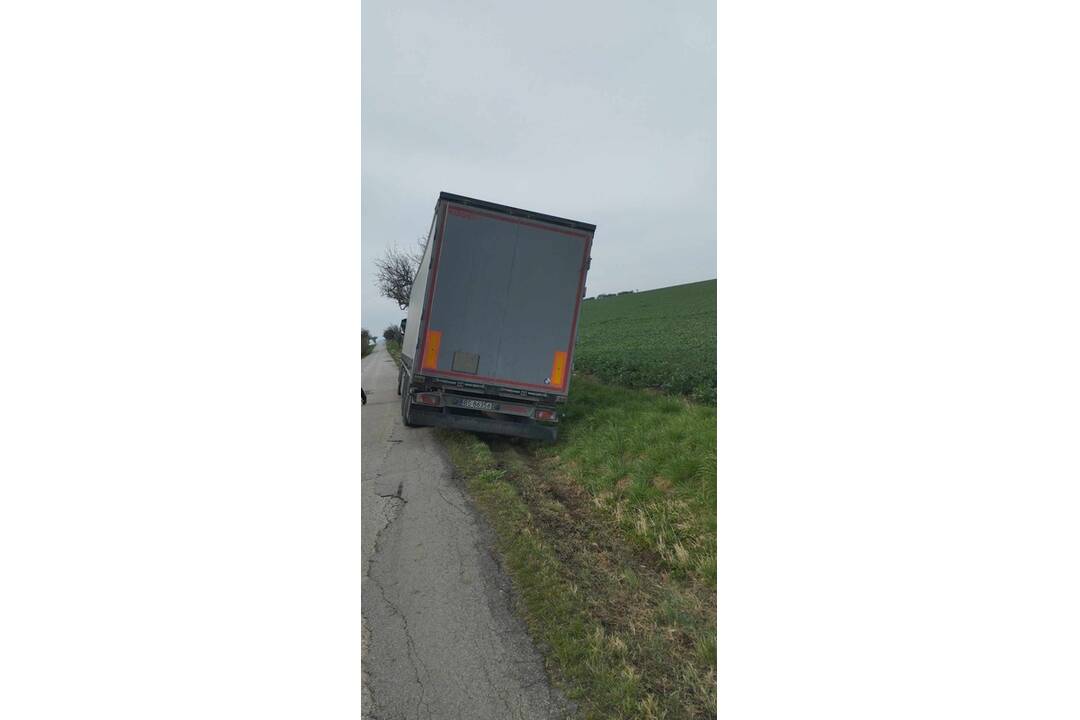 FOTO: Dobrovoľní hasiči z Tehly pomáhali kamiónu, ktorý zišiel z cesty, foto 1