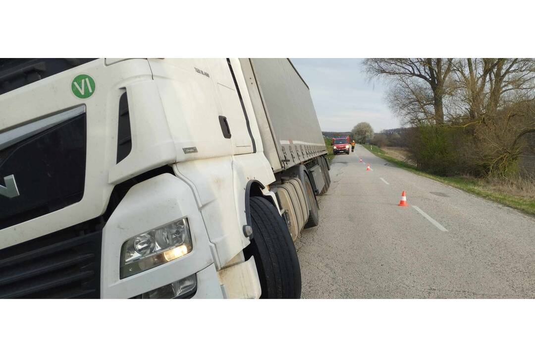FOTO: Dobrovoľní hasiči z Tehly pomáhali kamiónu, ktorý zišiel z cesty, foto 3