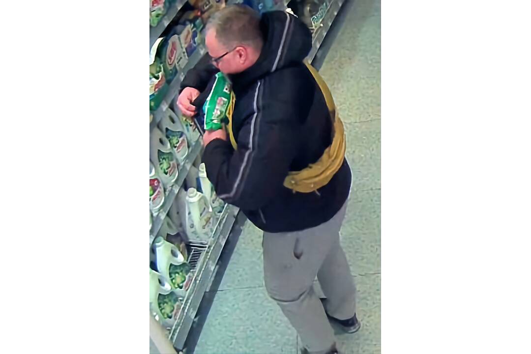 FOTO: Polícia pátra po mužovi z kamerových záznamov nitrianskeho obchodu, foto 1