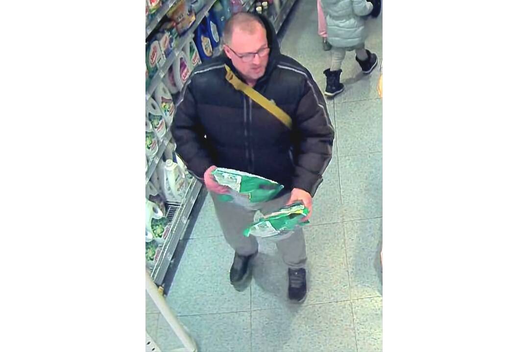 FOTO: Polícia pátra po mužovi z kamerových záznamov nitrianskeho obchodu, foto 2
