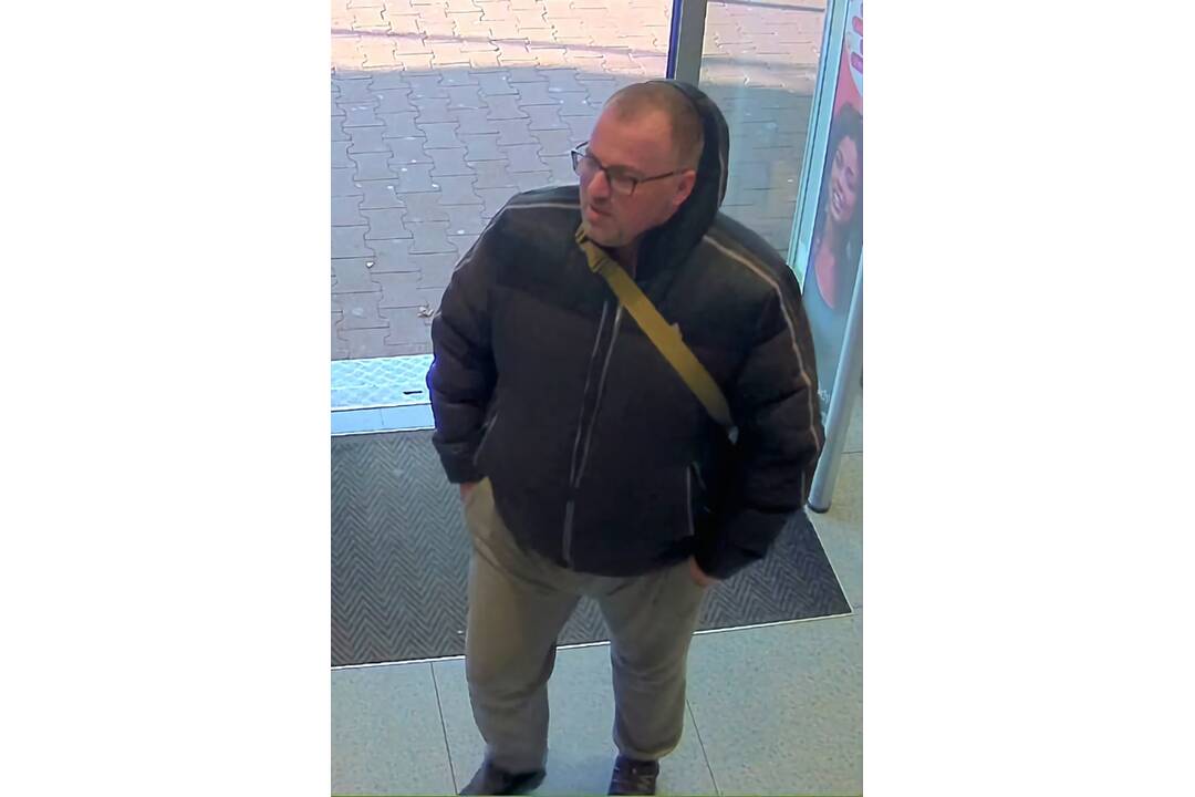 FOTO: Polícia pátra po mužovi z kamerových záznamov nitrianskeho obchodu, foto 3