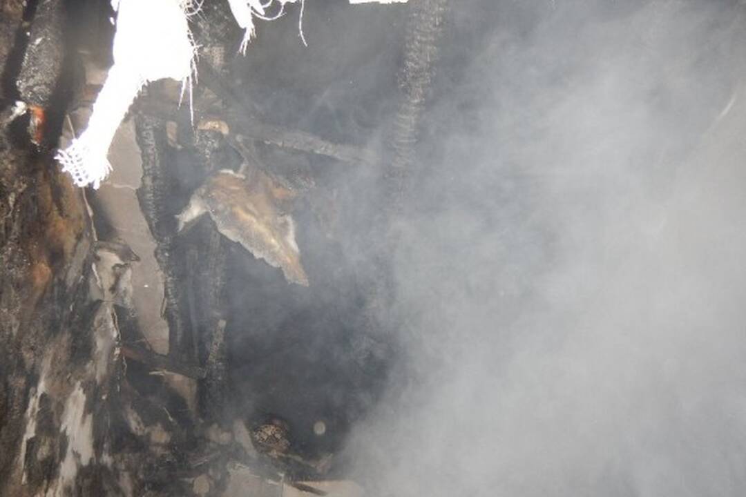 FOTO: Pri požiari prišla o strechu 8-členná rodina v obci Neded, foto 1