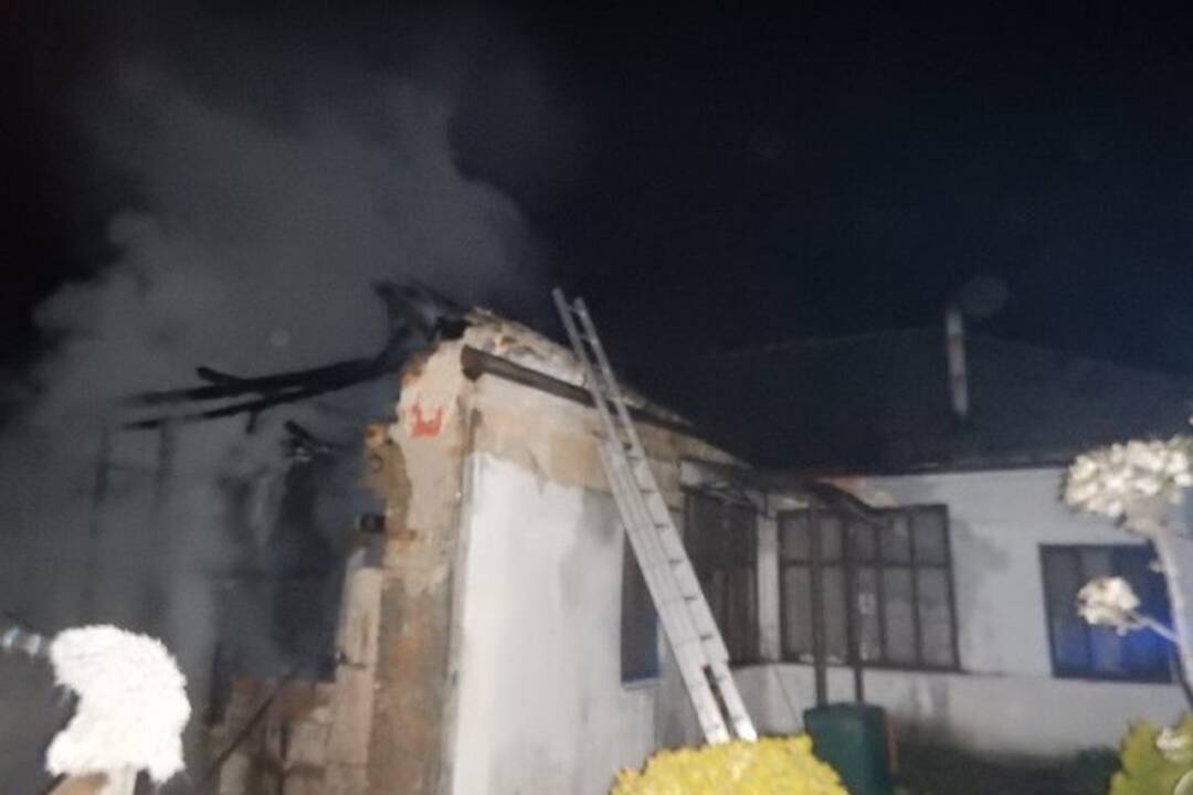 FOTO: Pri požiari prišla o strechu 8-členná rodina v obci Neded, foto 2