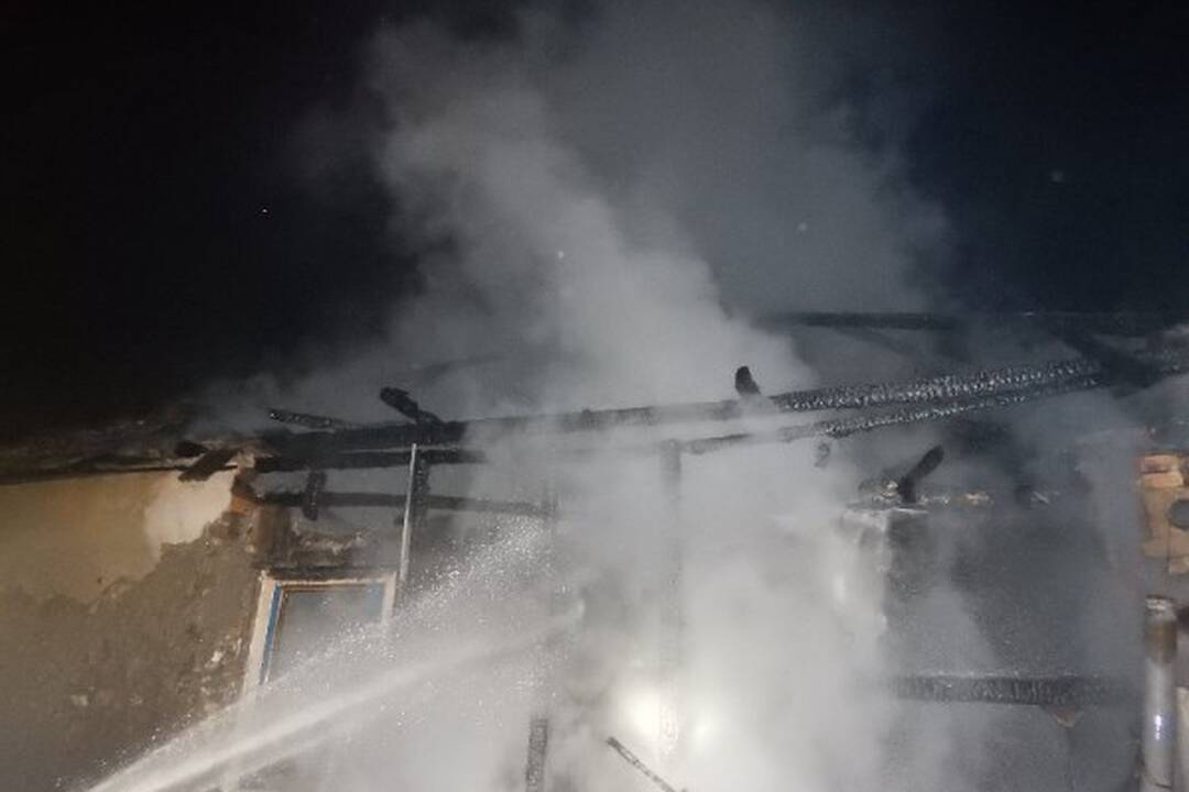 FOTO: Pri požiari prišla o strechu 8-členná rodina v obci Neded, foto 3