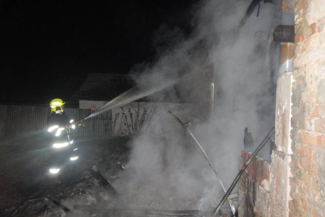 FOTO: Pri požiari prišla o strechu 8-členná rodina v obci Neded, foto 4