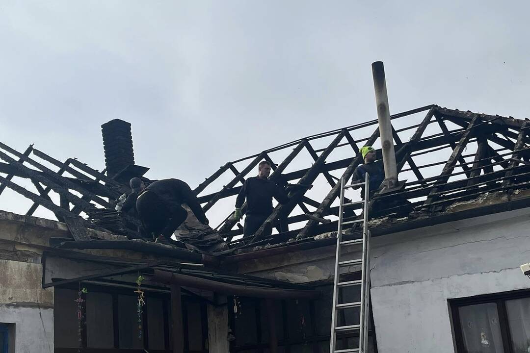 FOTO: Pri požiari prišla o strechu 8-členná rodina v obci Neded, foto 7