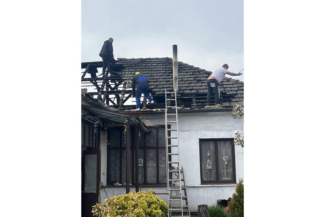 FOTO: Pri požiari prišla o strechu 8-členná rodina v obci Neded, foto 8