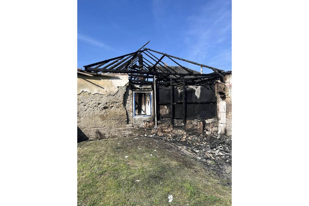 FOTO: Pri požiari prišla o strechu 8-členná rodina v obci Neded, foto 9