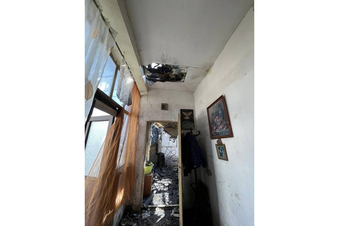 FOTO: Pri požiari prišla o strechu 8-členná rodina v obci Neded, foto 10