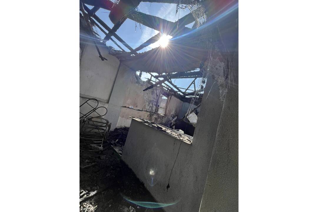 FOTO: Pri požiari prišla o strechu 8-členná rodina v obci Neded, foto 11