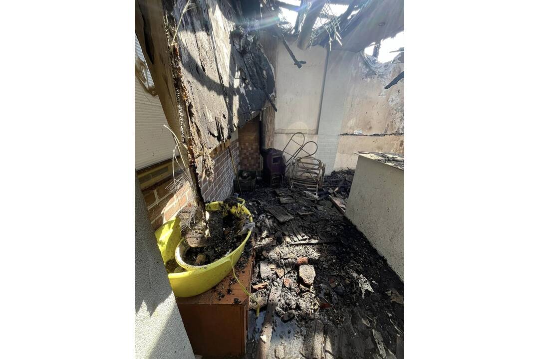 FOTO: Pri požiari prišla o strechu 8-členná rodina v obci Neded, foto 12