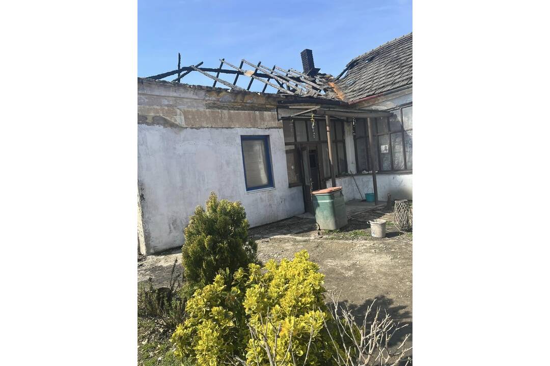FOTO: Pri požiari prišla o strechu 8-členná rodina v obci Neded, foto 13