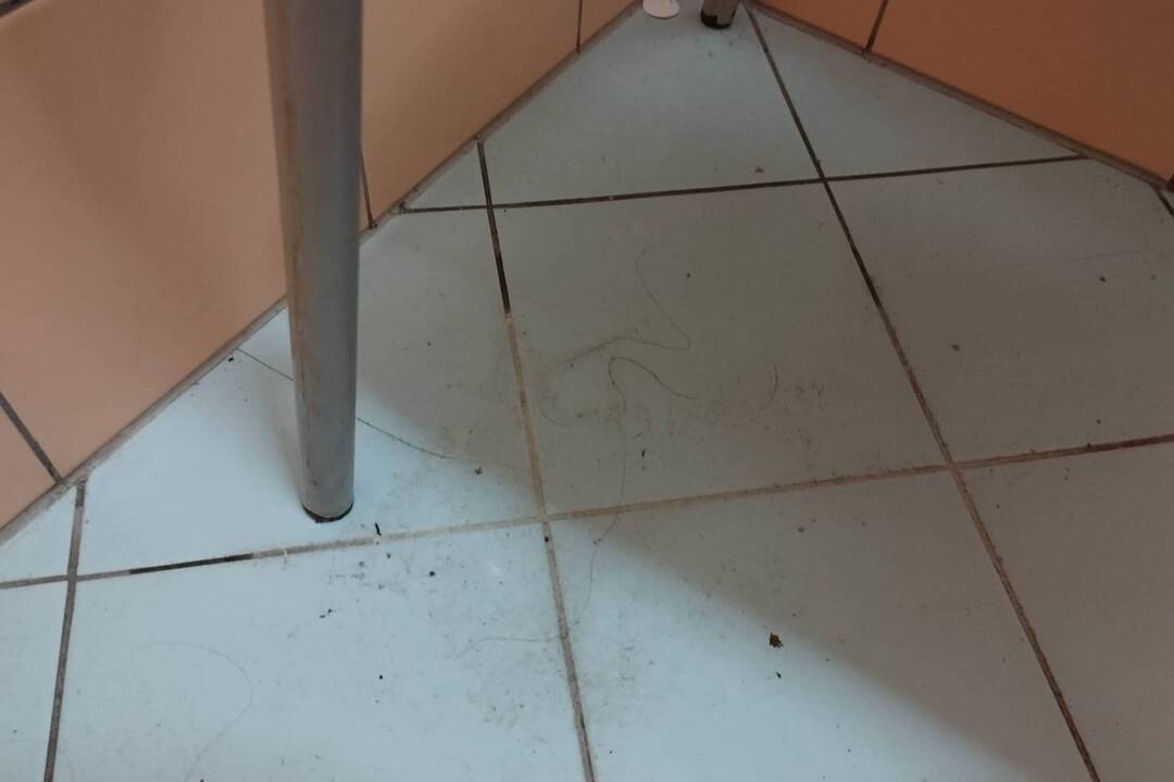 FOTO: Špinavé WC na Poliklinike Klokočina, foto 3