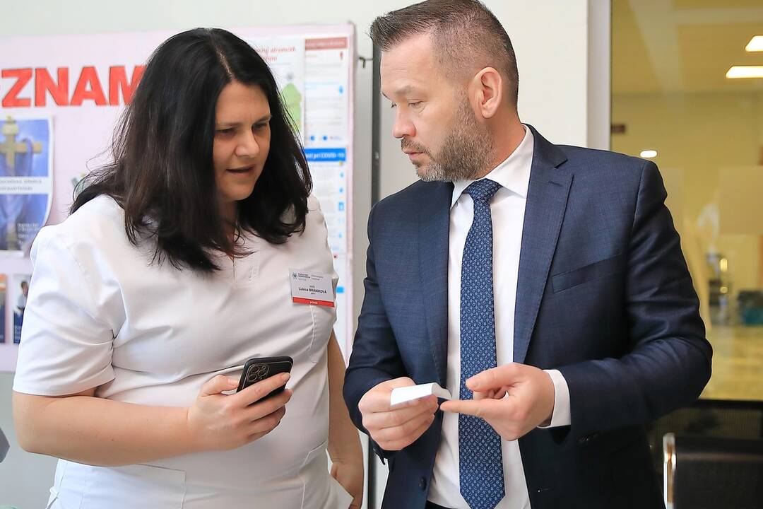 FOTO: Predseda Nitrianskeho kraja Becík navštívil nemocnicu v Nových Zámkoch, foto 1