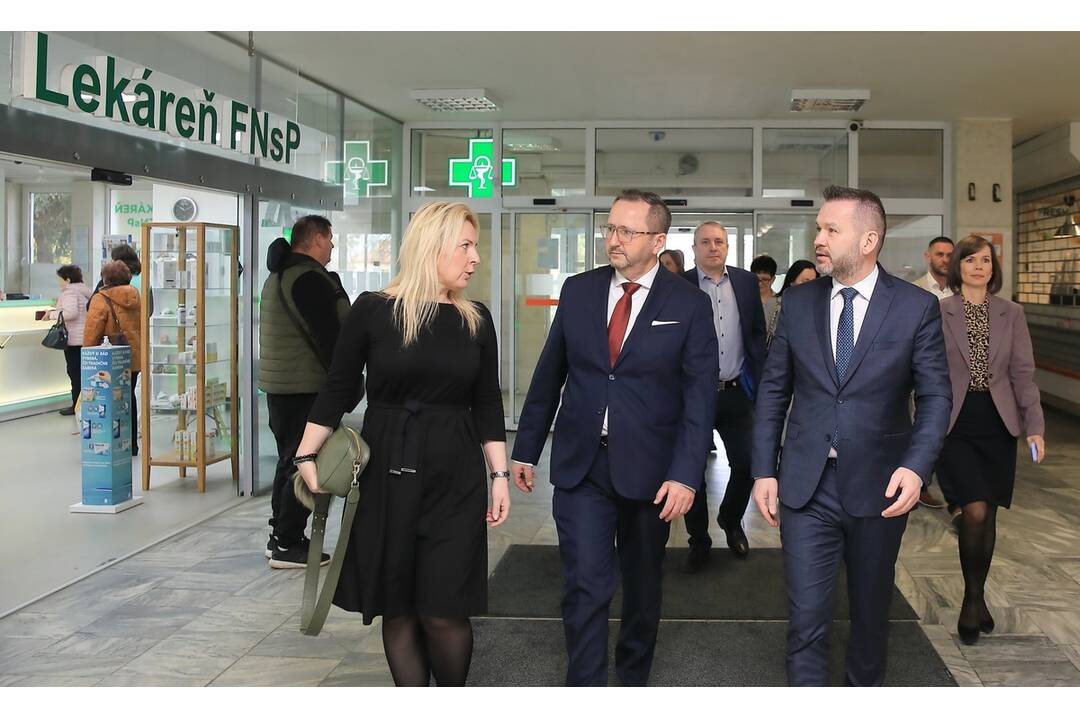 FOTO: Predseda Nitrianskeho kraja Becík navštívil nemocnicu v Nových Zámkoch, foto 7
