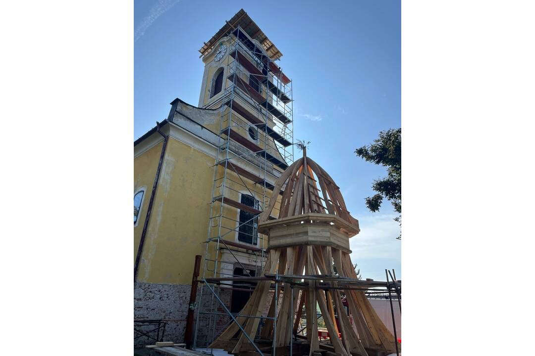FOTO: Vežička kostola v Krásne má novú helmicu, foto 5