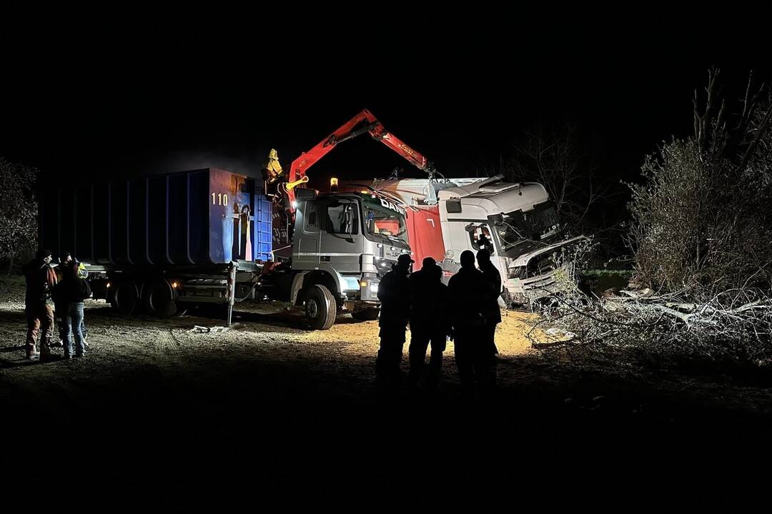 FOTO: Nehoda kamiónu za obcou Hájske smerom na Močenok, foto 2