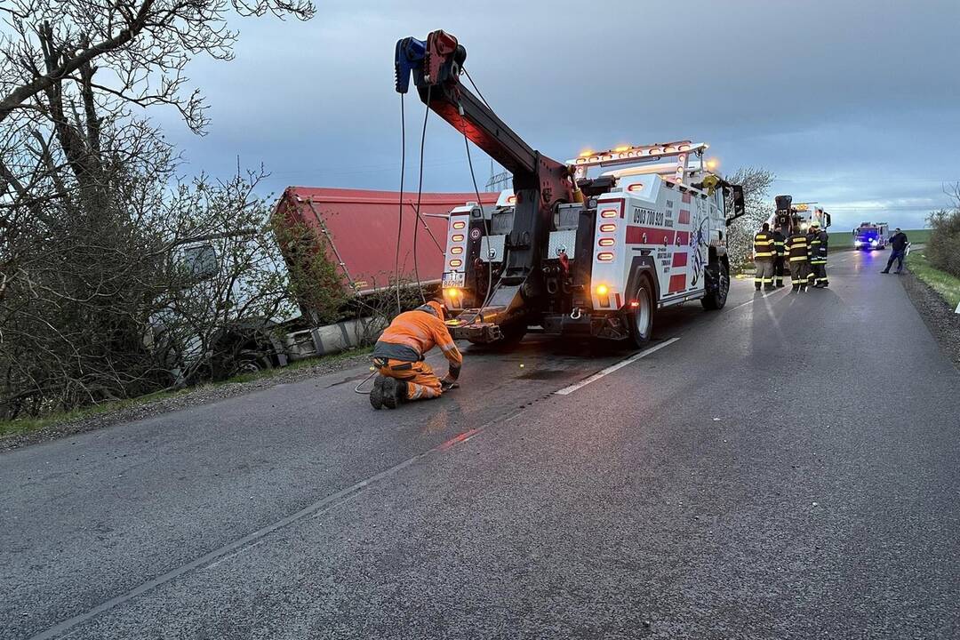 FOTO: Nehoda kamiónu za obcou Hájske smerom na Močenok, foto 3