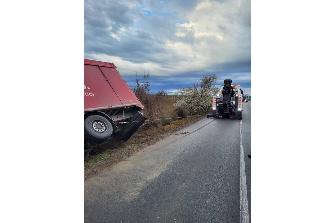 FOTO: Nehoda kamiónu za obcou Hájske smerom na Močenok, foto 4