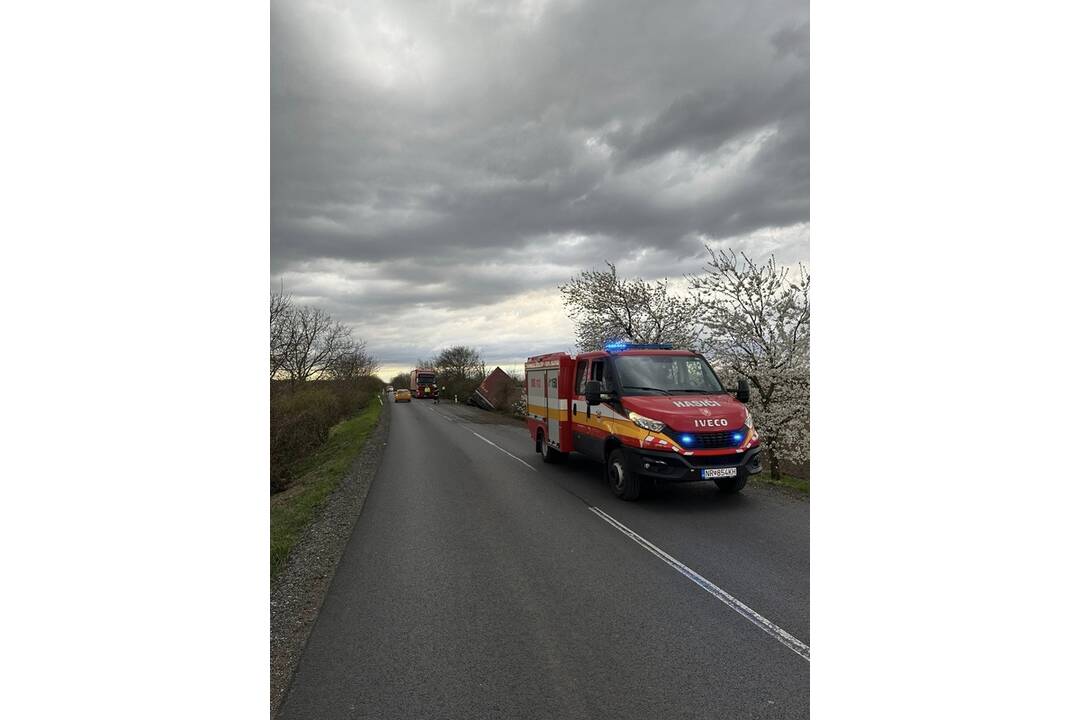 FOTO: Nehoda kamiónu za obcou Hájske smerom na Močenok, foto 5