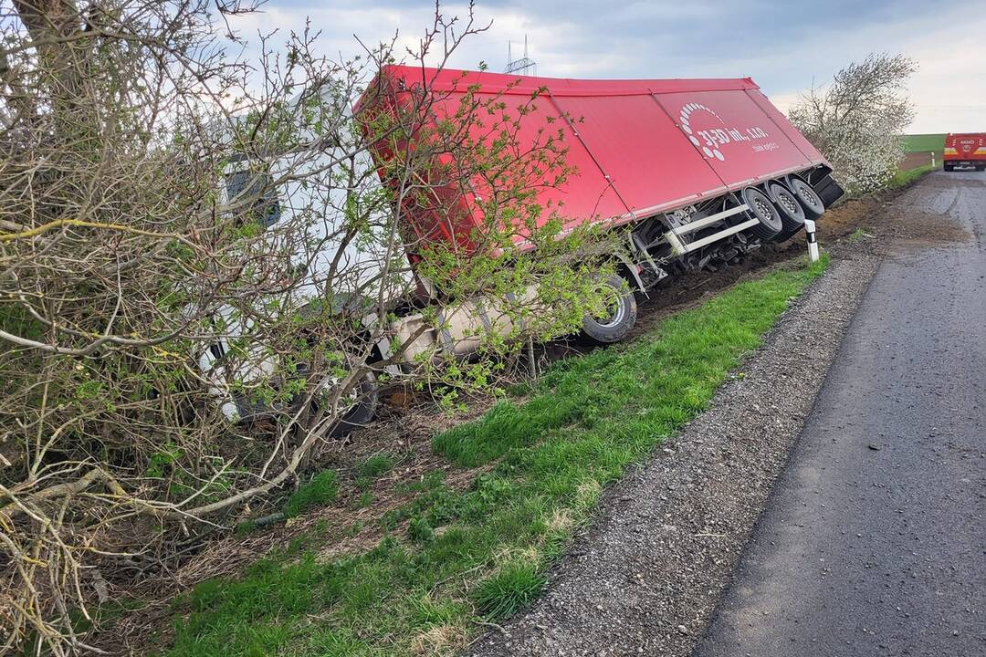 FOTO: Nehoda kamiónu za obcou Hájske smerom na Močenok, foto 6