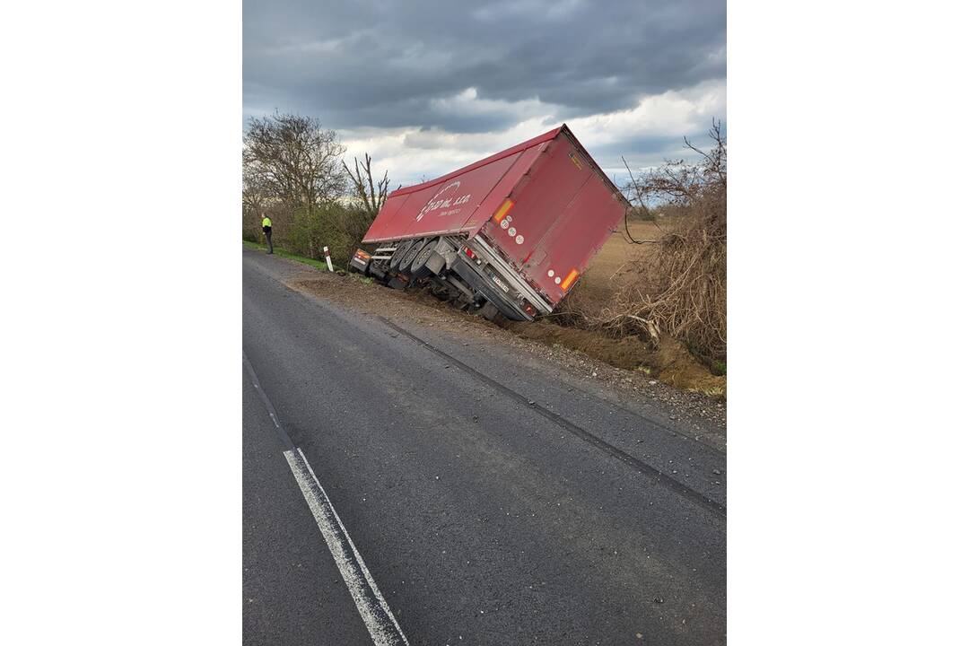 FOTO: Nehoda kamiónu za obcou Hájske smerom na Močenok, foto 7