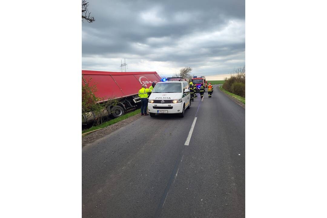 FOTO: Nehoda kamiónu za obcou Hájske smerom na Močenok, foto 9