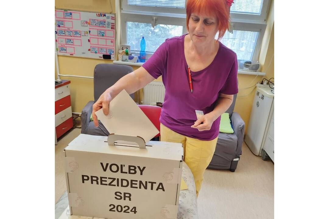 FOTO: Svoj hlas odovzdali vo voľbách aj pacienti nitrianske nemocnice, foto 6